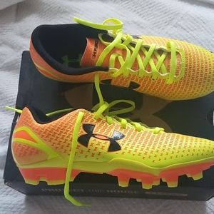 Under armour soccer cleats, boys sz 5Y